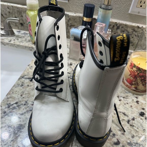 Doc Martens size 8 white boot - Picture 3 of 5
